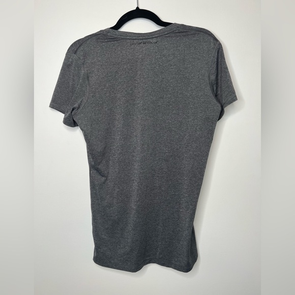 Women’s Large Under Armour Shirt - Picture 5 of 6